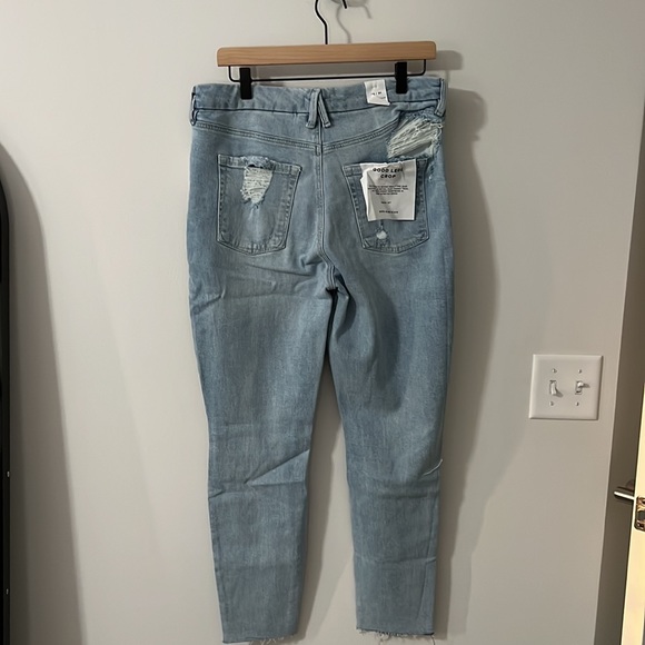 •GOOD AMERICAN • GOOD LEGS CROP RAW HEM Jeans - Picture 2 of 15